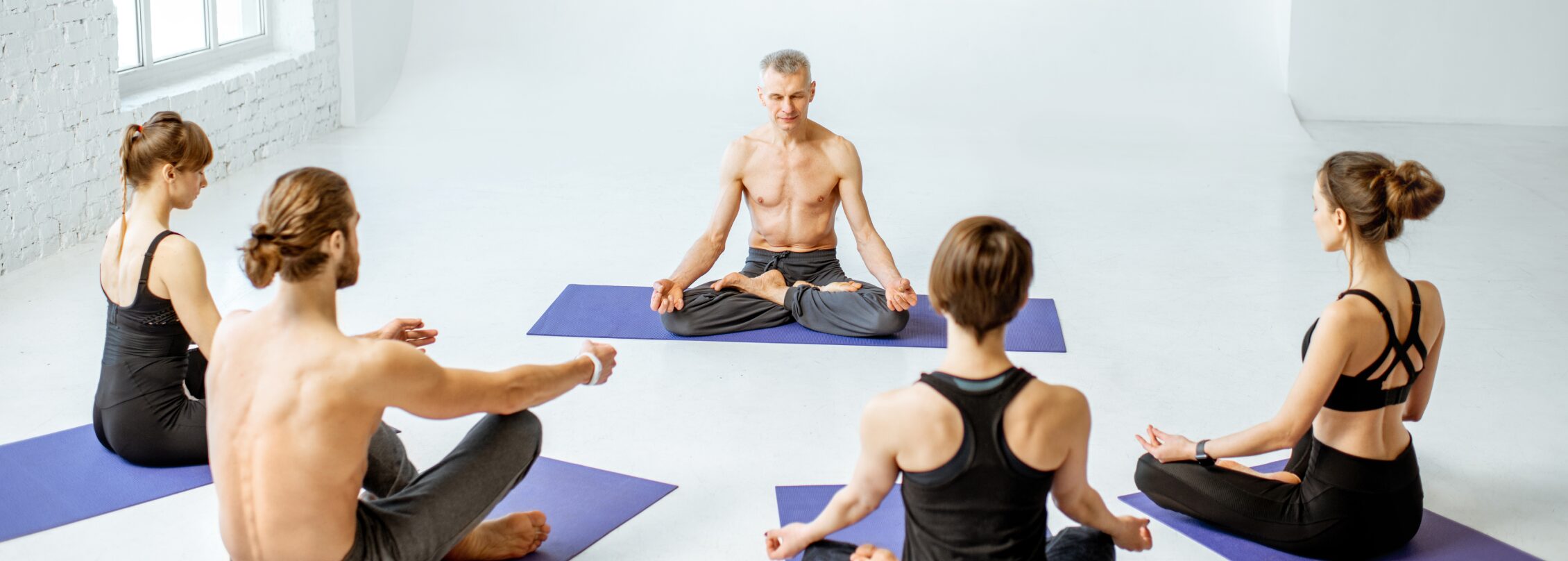 eine Yoga Gruppe die meditiert